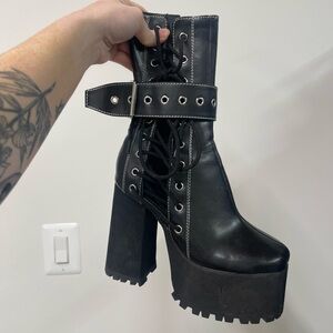 Dollskill platforms